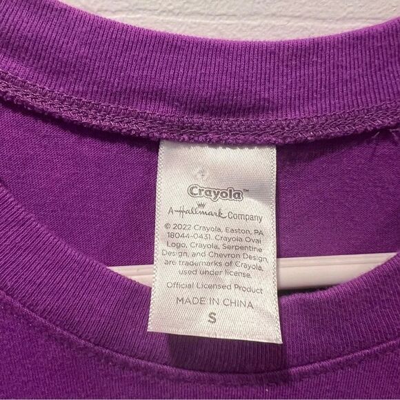 Hallmark‎  Crayola Vivid Violet tshirt - Picture 2 of 2